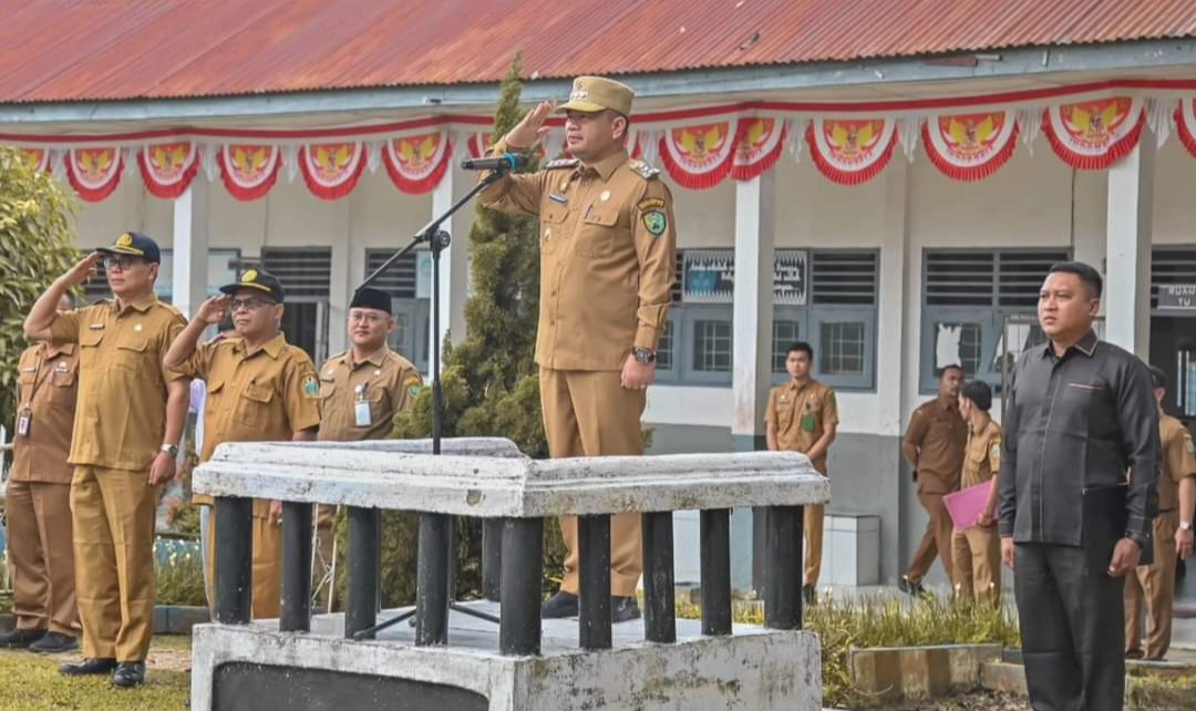 Pj Wali Kota Padangsidimpuan Timur Tumanggor saat bertindak sebagai Pembina Upacara di SMA Negeri 8, Senin (7/10-24). Foto : BP/Ist