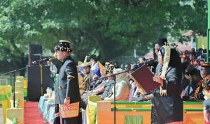 Pj Wali Kota Padangsidimpuan Timur Tumanggor dengan pakaian Adat Angkola bertindak sebagai Irup pada upacara Peringatan Hari Jadi Pemko Padangsidimpuan ke-23 di Stadion HM Nurdin, Kamis (17/10-24). Foto : BP/Ist