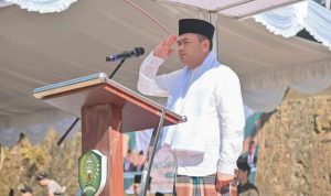 Pj Wali Kota Padangsidimpuan Timur Tumanggor saat memimpin upacara peringatan Hari Santri Nasional tahun 2024, Selasa (22/10-24). Foto : BP/Ist