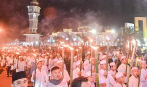 Pj Wali Kota Padangsidimpuan Timur Tumanggor melepas peserta Pawai Obor menperingati Hari Santri Nasional 2024, dari halaman Masjid Agung Al-Abror, Senin (21/10-24) malam. Foto : BP/Ist