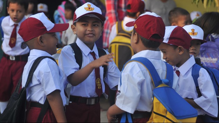 Pertemanan yang positif di lingkungan sekolah memiliki peran penting dalam menghindarkan siswa dari kekerasan atau bullying.