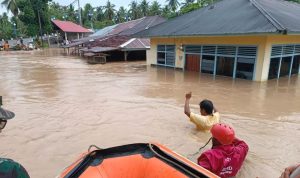 saat banjir yang melanda sejumlah titik di Kota Padang, salah satunya dikomplek Arai Pinang, Kota Padang, Sumatera Barat, Jumat (14/7/2023), BP/ANTR.