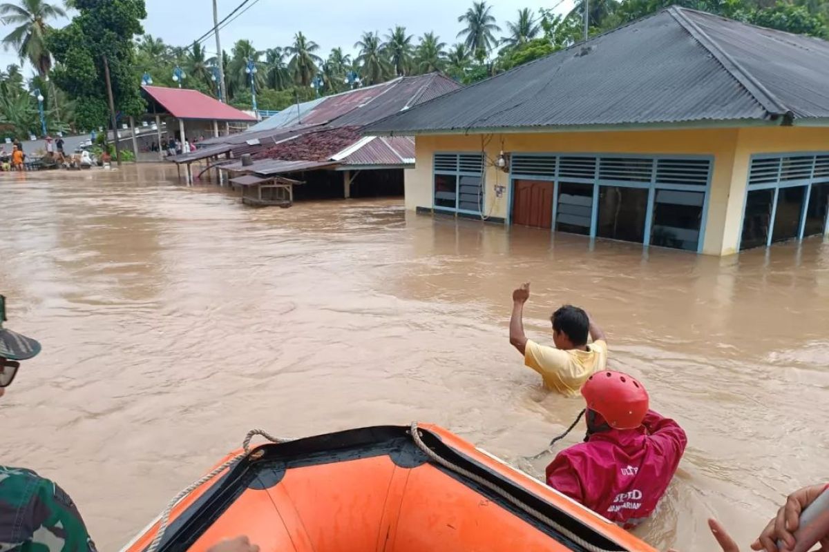 saat banjir yang melanda sejumlah titik di Kota Padang, salah satunya dikomplek Arai Pinang, Kota Padang, Sumatera Barat, Jumat (14/7/2023), BP/ANTR.