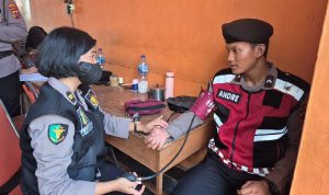 Personil kepolisian melakukan pemekrisaan kesehatan jelang Pilkada 2024, BP/ANTR.