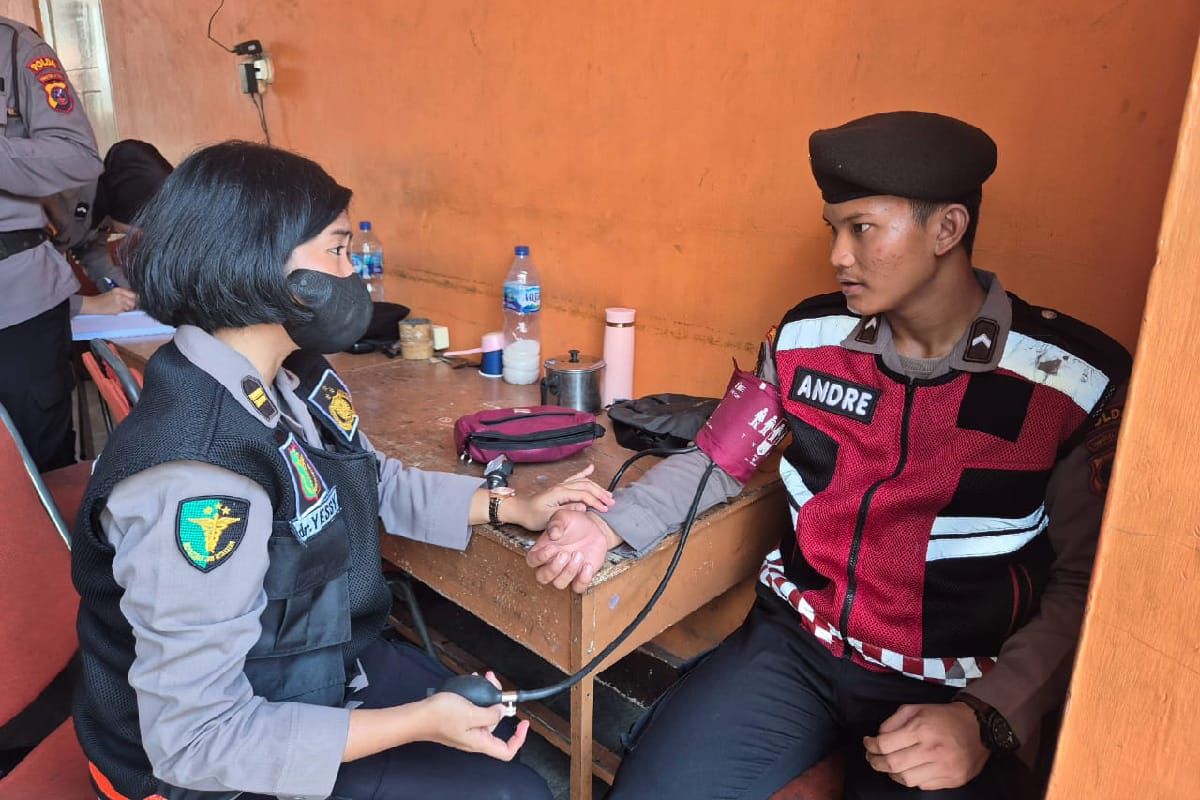 Personil kepolisian melakukan pemekrisaan kesehatan jelang Pilkada 2024, BP/ANTR.
