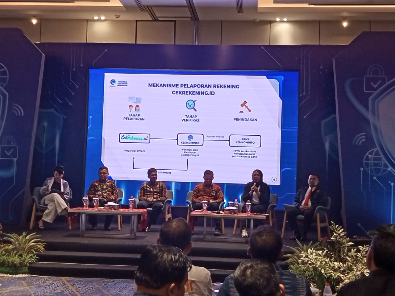 Talkshow pelindungan konsumen dan diseminasi database profil UMKM potensial dibiayai (bisaid) dan upaya pencegahan resiko cyber dan aktivitas ilegal di era digital yang digelar di Ballroom Bank Mandiri Medan, Selasa (1/10/2024) siang.(Istimewa).