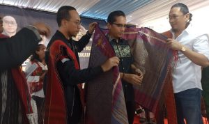Ketua Umum DPP AMS XII Paulus Ronald Sinambela bersama Ketua AMS XII Kota Medan Simson Sinambela sedang 'mangulosi' calon Wali Kota Medan Rico Waas.