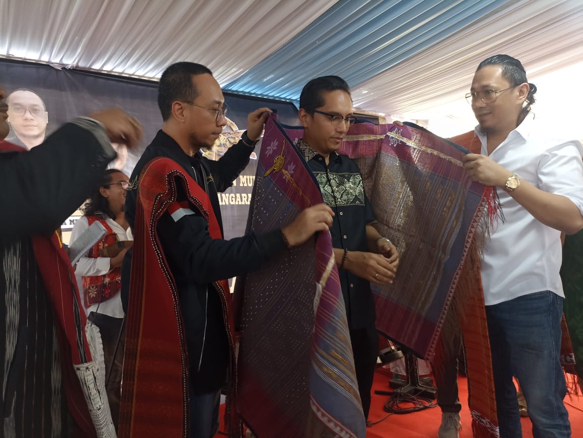 Ketua Umum DPP AMS XII Paulus Ronald Sinambela bersama Ketua AMS XII Kota Medan Simson Sinambela sedang 'mangulosi' calon Wali Kota Medan Rico Waas.