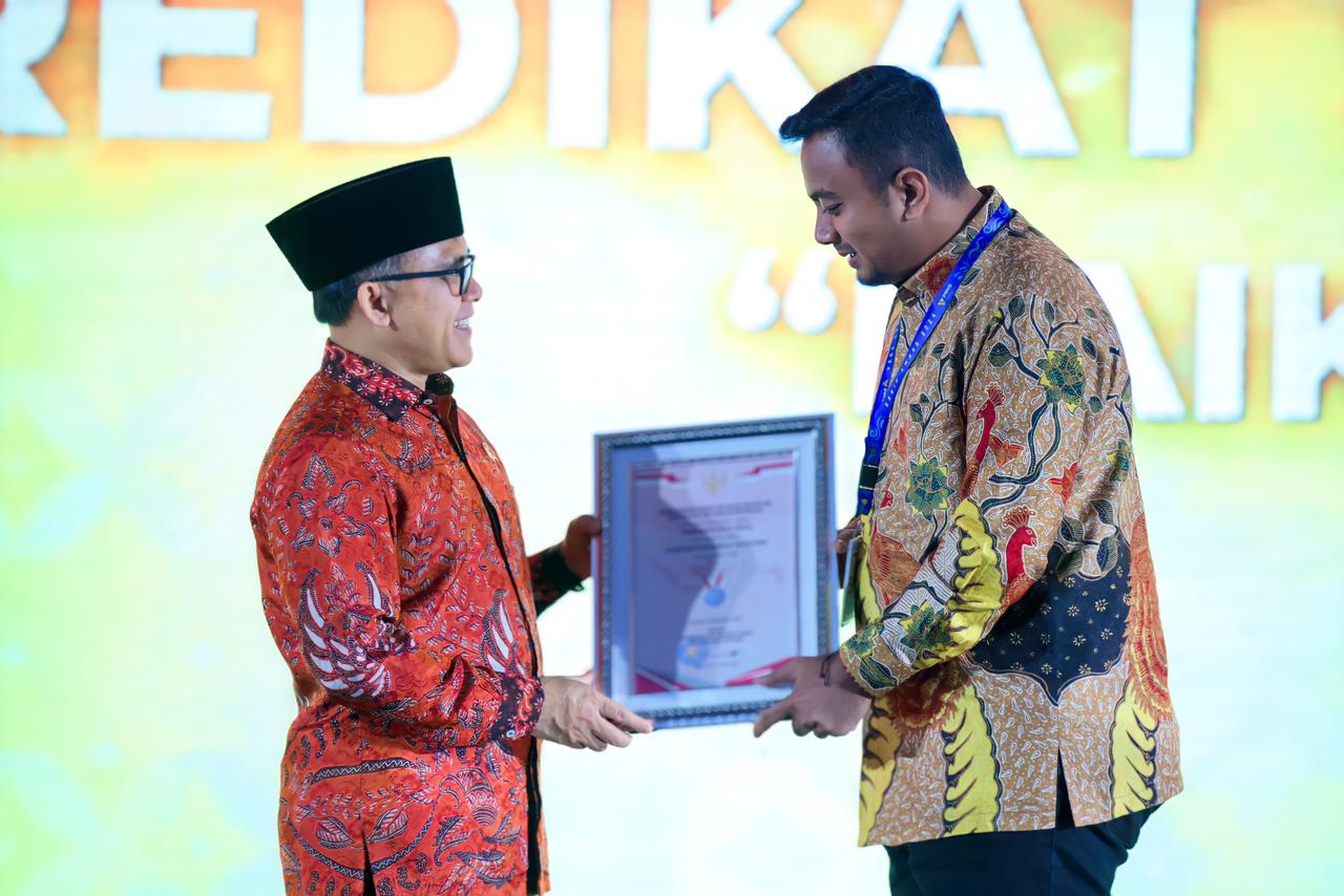 Plt WaliKota Binjai H Rizky yunanda Sitepu meraih penghargaan dalam ajang Sistem Akuntabilitas Kinerja Instansi Pemerintah(SAKIP)
