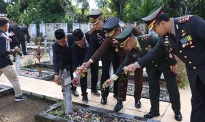 Tabur bunga bersama di makan pahlawan syuhada Kota Binjai dalam peringatan acara HUT TNI yang ke-79.