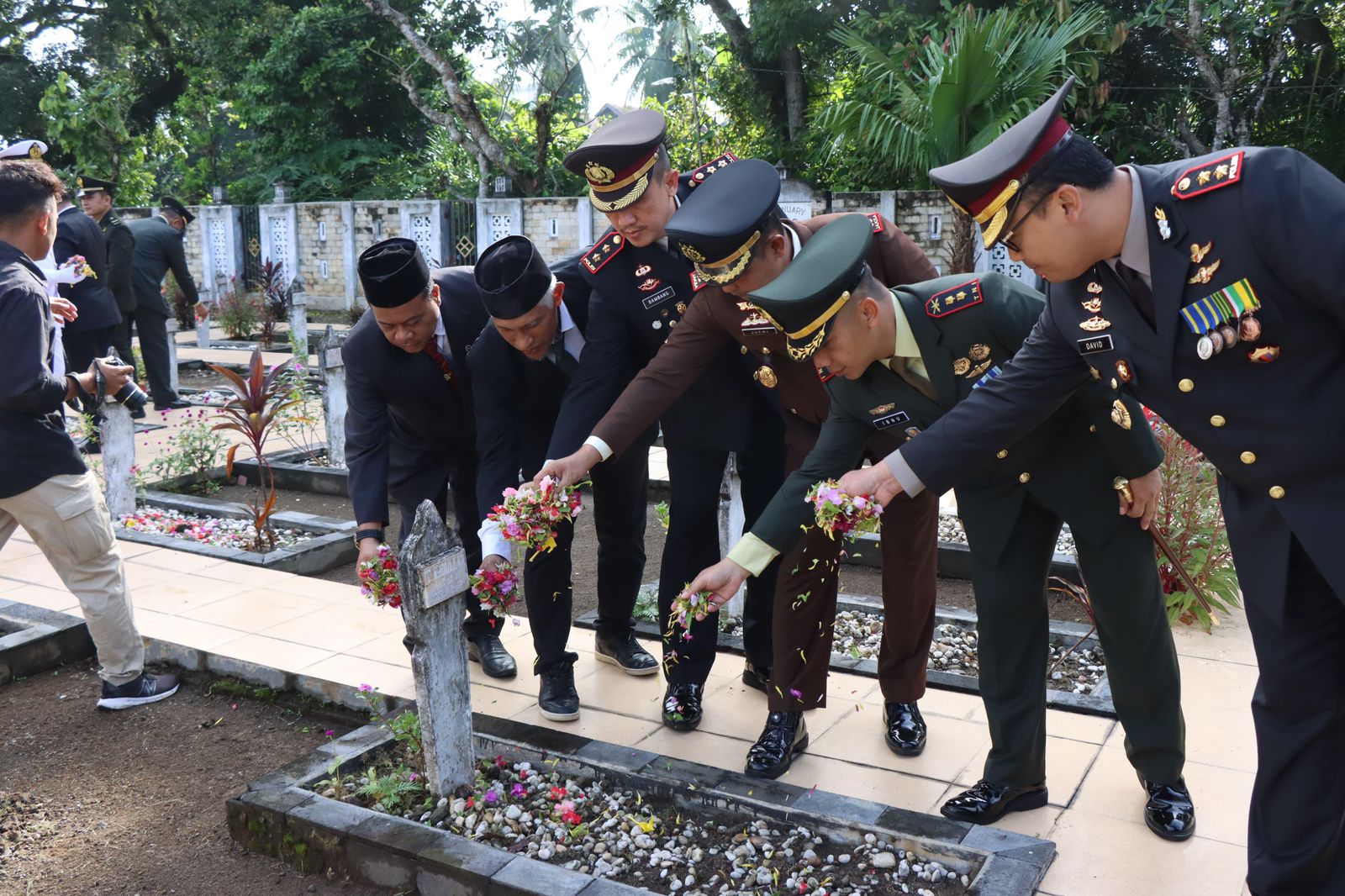 Tabur bunga bersama di makan pahlawan syuhada Kota Binjai dalam peringatan acara HUT TNI yang ke-79.