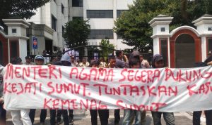 Massa sedang Orasi Di Depan kantor Kemenag RI di Jakarta