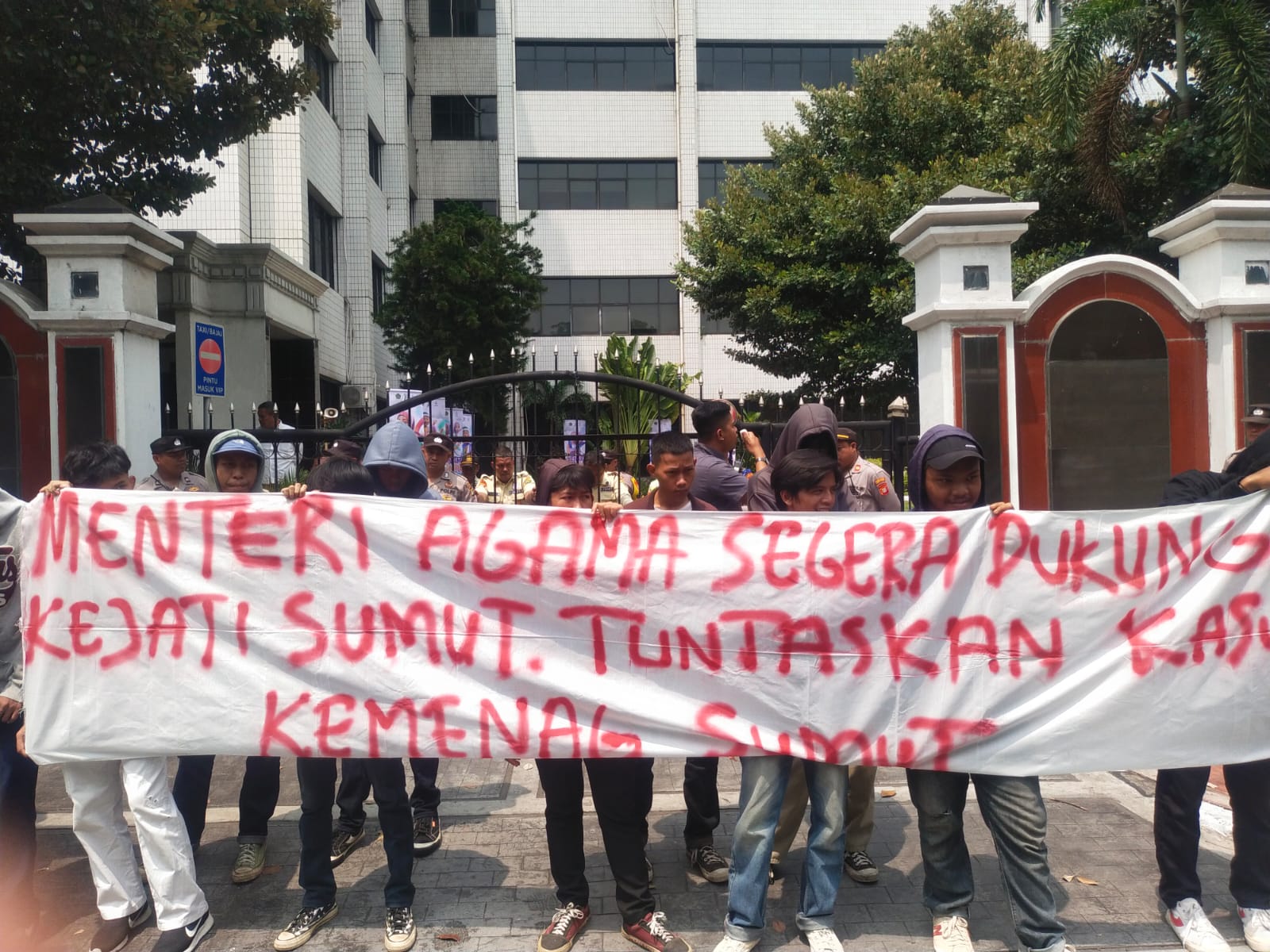 Massa sedang Orasi Di Depan kantor Kemenag RI di Jakarta
