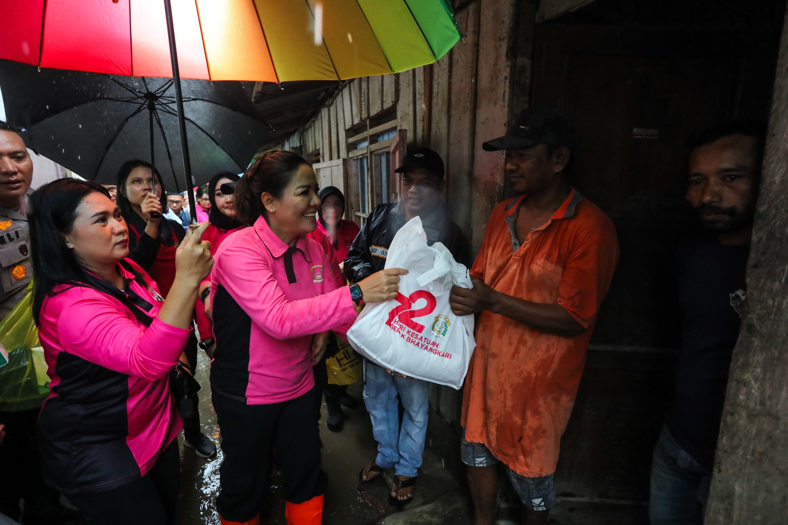 Ibu Bhayangkari Polda Sumut memberikan bantuan sembako kepada masyarakat korban terdampak banjir.(Istimewa)