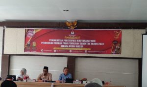 Ketua KPU Padangsidimpuan Tagor Dumora Lubis dan Komisioner lainnya saat menggelar Sosialisasi bersama Pers untuk Suksesi Pilkada Serentak 2024, di Ruang Seminar UM Tapanuli Selatan, Kamis (17/10-24). Foto : BP/Ist