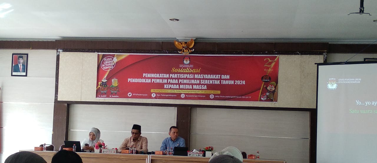 Ketua KPU Padangsidimpuan Tagor Dumora Lubis dan Komisioner lainnya saat menggelar Sosialisasi bersama Pers untuk Suksesi Pilkada Serentak 2024, di Ruang Seminar UM Tapanuli Selatan, Kamis (17/10-24). Foto : BP/Ist