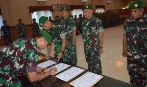 Dandim 0212/Tapsel Letkol Arm Delli Yudha Adi Nurcahyo SE, MM saat menandatangani berita acara Sertijab Perwira lingkungan Kodim 0212/Tapsel di Aula Daulay Simorangkir Makodim Tapsel, Jum'at (25/10-24). Foto : BP/Ist