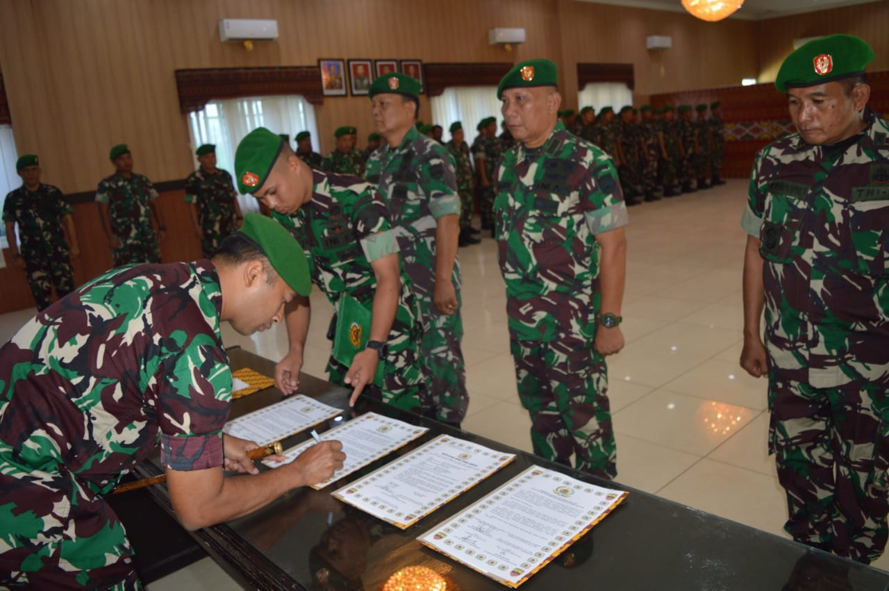 Dandim 0212/Tapsel Letkol Arm Delli Yudha Adi Nurcahyo SE, MM saat menandatangani berita acara Sertijab Perwira lingkungan Kodim 0212/Tapsel di Aula Daulay Simorangkir Makodim Tapsel, Jum'at (25/10-24). Foto : BP/Ist