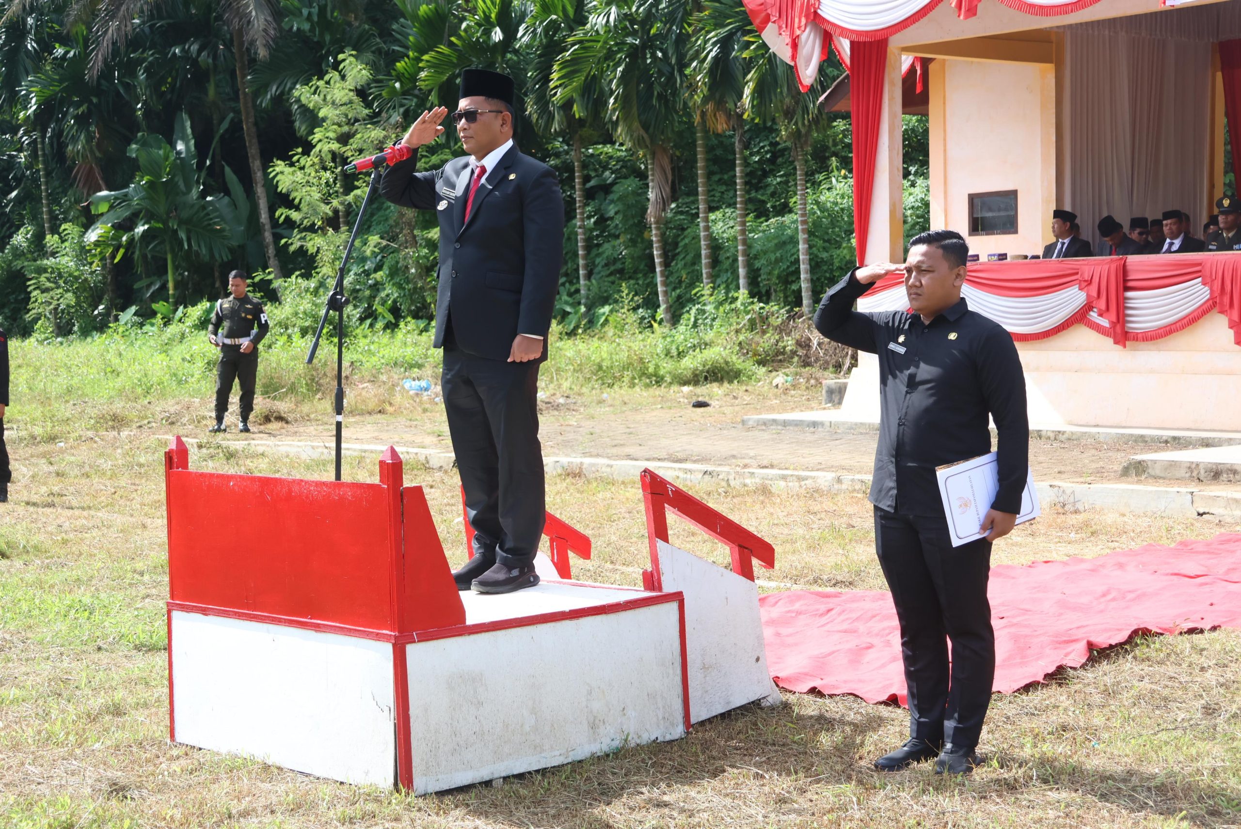 Plt Bupati Tapsel Rasyid Assaf Dongoran saat bertindak sebagai Irup pada upacara Hari Sumpah Pemuda ke-96 tahun 2024 di Lapangan Sepakbola Sarasi II Kecamatan Angsel, Senin (28/10-24). Foto : BP/Ist