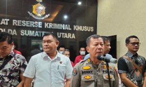 Kasubbid Penmas Polda Sumut AKBP Sonny Siregar (tengah) dan Kabag Bin Ops Ditrreskrimsus Polda Sumut AKBP Herwansyah (kiri) memaparkan kasus pencurian kelapa sawit PTPN IV Regional II, yang merugikan negara Rp 1,2 miliar, pada Jumat (25/10/2024), BP/TRBN.