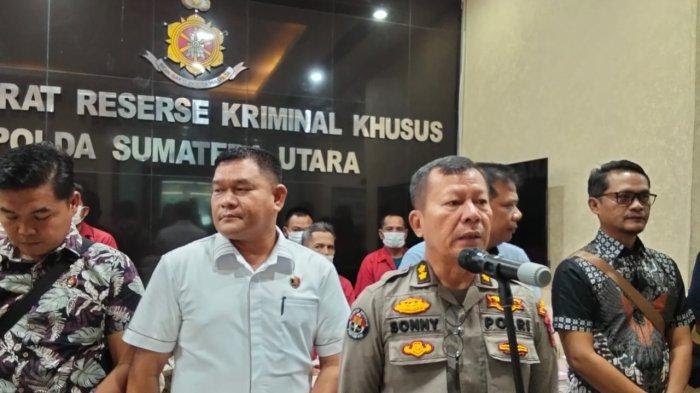 Kasubbid Penmas Polda Sumut AKBP Sonny Siregar (tengah) dan Kabag Bin Ops Ditrreskrimsus Polda Sumut AKBP Herwansyah (kiri) memaparkan kasus pencurian kelapa sawit PTPN IV Regional II, yang merugikan negara Rp 1,2 miliar, pada Jumat (25/10/2024), BP/TRBN.