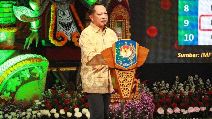 Menteri Dalam Negeri Tito Karnavian memberikan pengarahan dalam Temu Karya Nasional yang dirangkaikan dengan Penganugerahan Desa dan Kelurahan Berprestasi Tahun 2024, di Gedung Ksirarnawa Art Center, Kota Denpasar, Bali, pada Selasa (8/10/2024), BP/TN