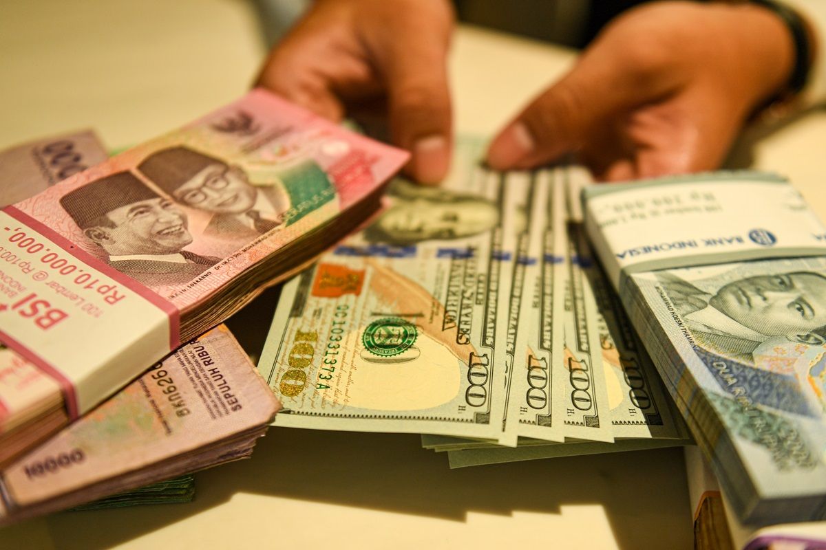 Nilai Tukar Rupiah Melemah Terhadap Dolar AS Rp15.610 per dolar AS