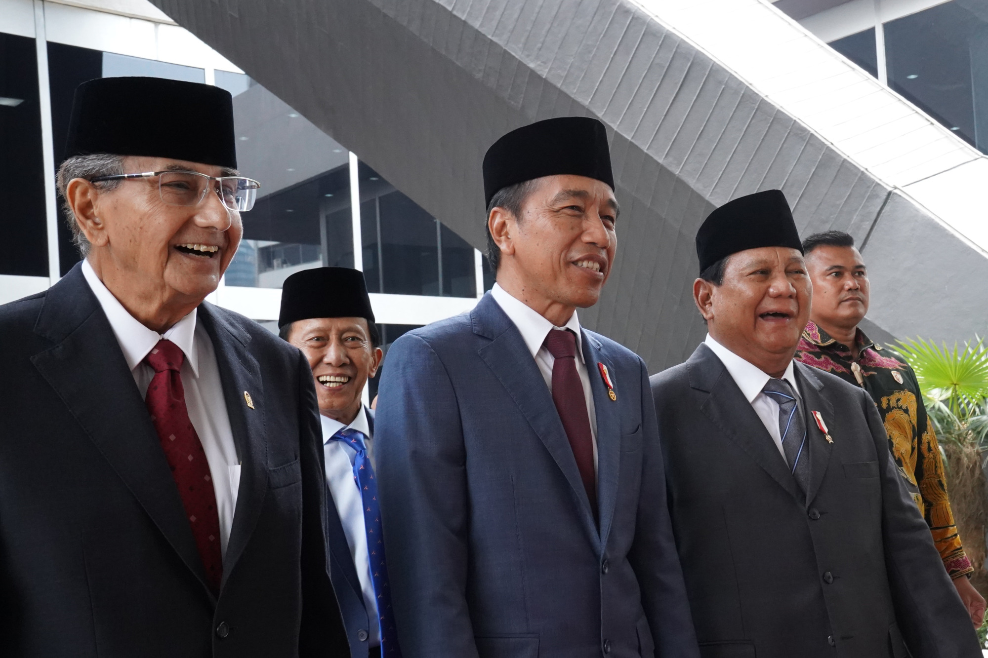 Momen Presiden Jokowi dan Presiden Terpilih Prabowo Subianto saat menghadiri pelantikan DPR RI, MPR RI, BP/KPRI