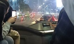 Viral Aksi Pria Hadang Bus Transjakarta dengan Bawa Sajam