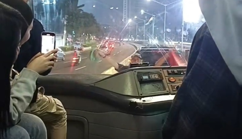 Viral Aksi Pria Hadang Bus Transjakarta dengan Bawa Sajam