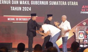 Kedua calon pasangan pilgub sumatera utara saling bersalaman di sesi akhir debat perdana, BP/TRBN.