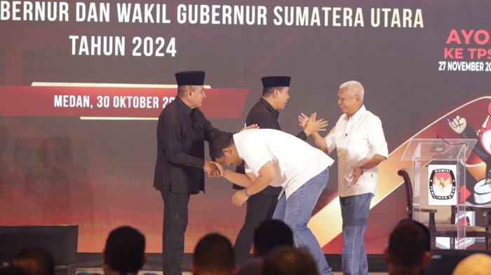 Kedua calon pasangan pilgub sumatera utara saling bersalaman di sesi akhir debat perdana, BP/TRBN.