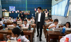Wapres Gibran melakukan tinjau pemberian makan bergizi di beberapa sekolah Jakarta, BP/WapresRI.