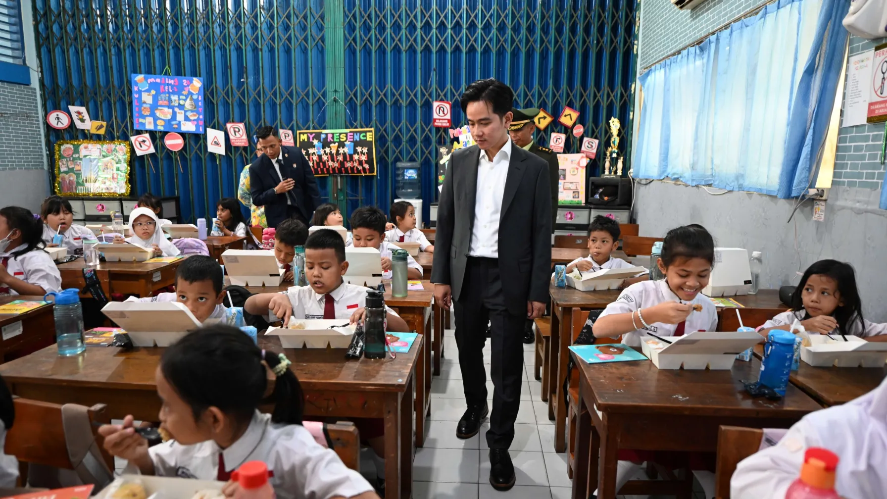 Wapres Gibran melakukan tinjau pemberian makan bergizi di beberapa sekolah Jakarta, BP/WapresRI.