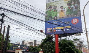 Baliho raksasa berdiri gagah di Markas Polsek Tanjung Morawa.(Istimewa).