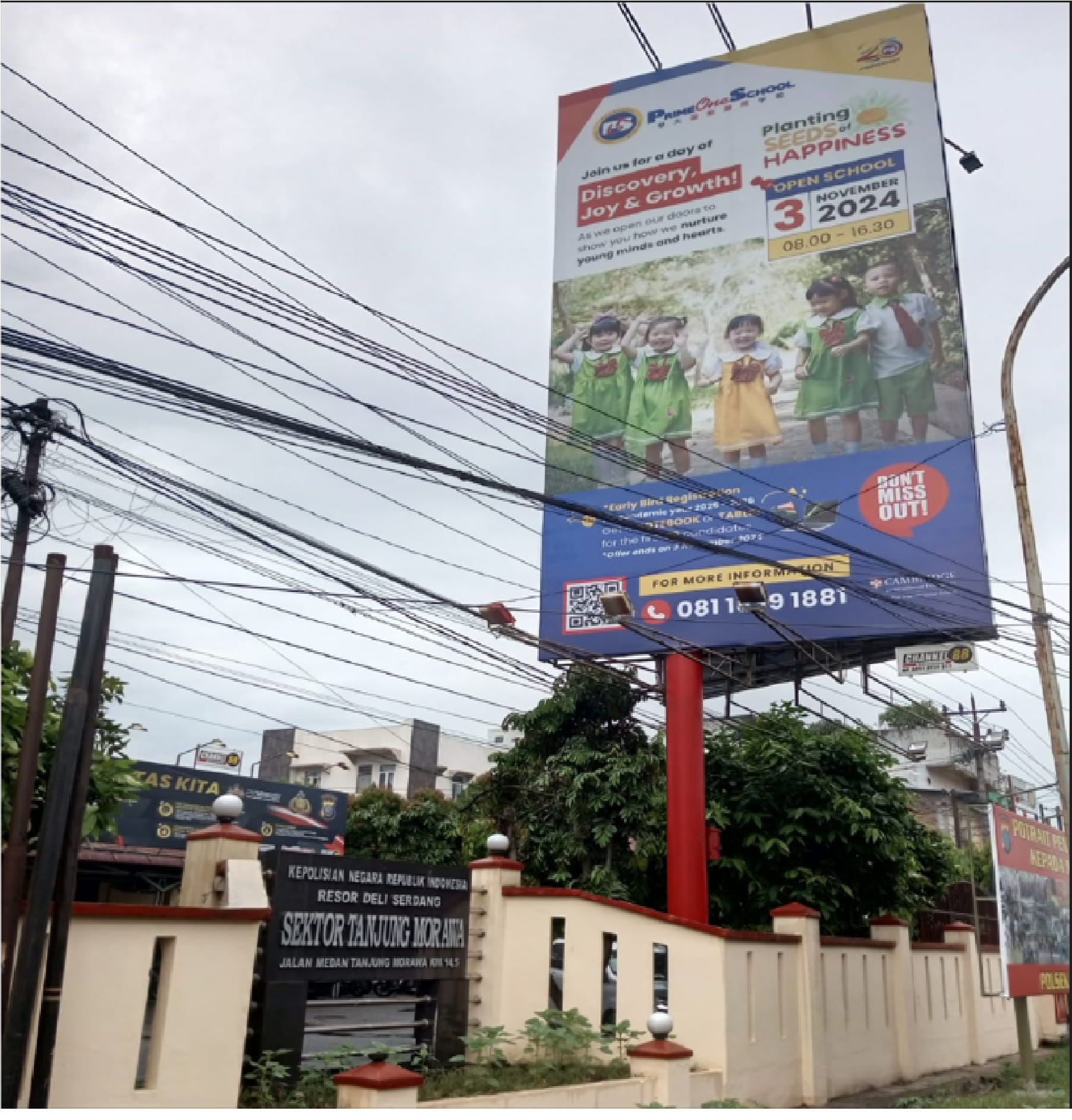 Baliho raksasa berdiri gagah di Markas Polsek Tanjung Morawa.(Istimewa).
