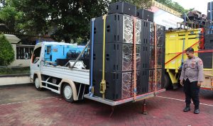Viral Pemuda Hancurkan Pembatas Jalan untuk Truk Sound Horeg