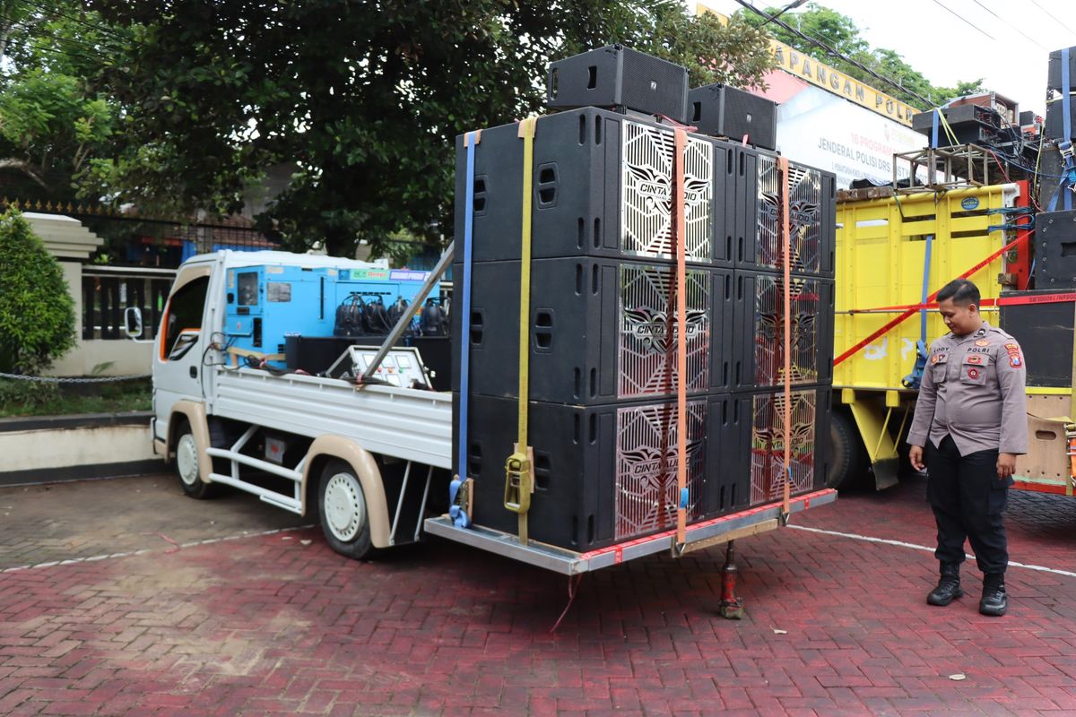 Viral Pemuda Hancurkan Pembatas Jalan untuk Truk Sound Horeg