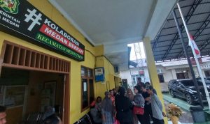 Warga saat mendatangi Kantor Camat Medan Timur, Jalan HM Said Medan, Senin (30/9/2024). BP/erwan