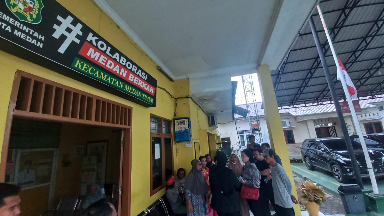 Warga saat mendatangi Kantor Camat Medan Timur, Jalan HM Said Medan, Senin (30/9/2024). BP/erwan