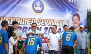 Ketua Korpri Kota Medan Topan Ginting foto bersama saat menutup Turnamen sepak bola Korpri Tahun 2024. BP/erwan