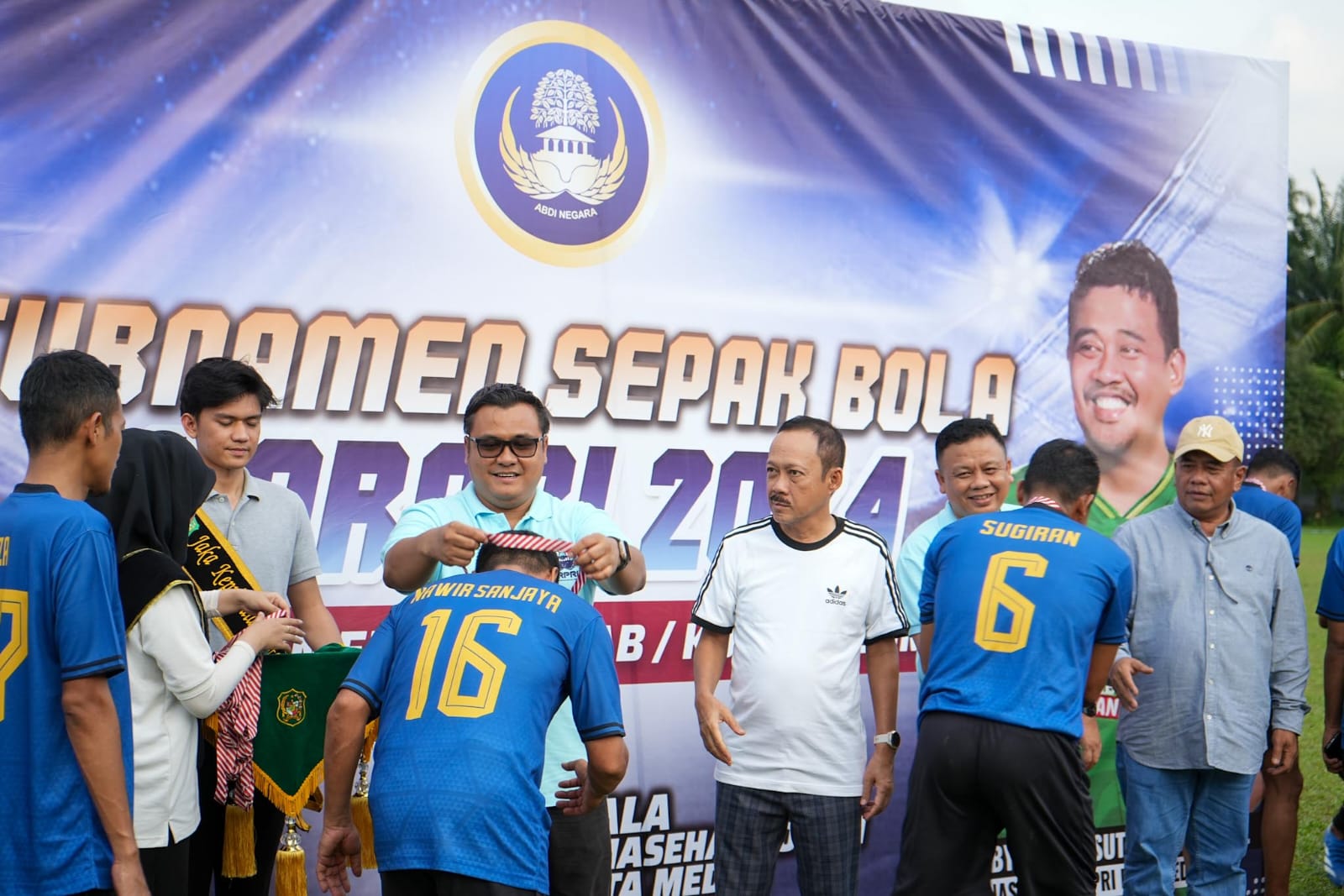 Ketua Korpri Kota Medan Topan Ginting foto bersama saat menutup Turnamen sepak bola Korpri Tahun 2024. BP/erwan