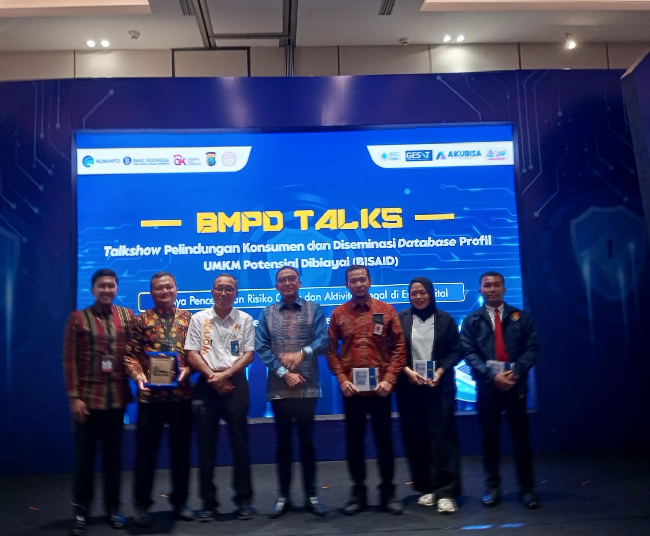Kepala Kantor Perwakilan Wilayah Bank Indonesia (KPwBI) Provinsi Sumatera Utara, IGP Wira Kusuma (tengah) berfoto bersama.(Istimewa).