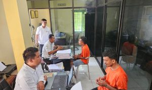 Tersangka ketika diperiksa petugas kepolisian.(Istimewa).
