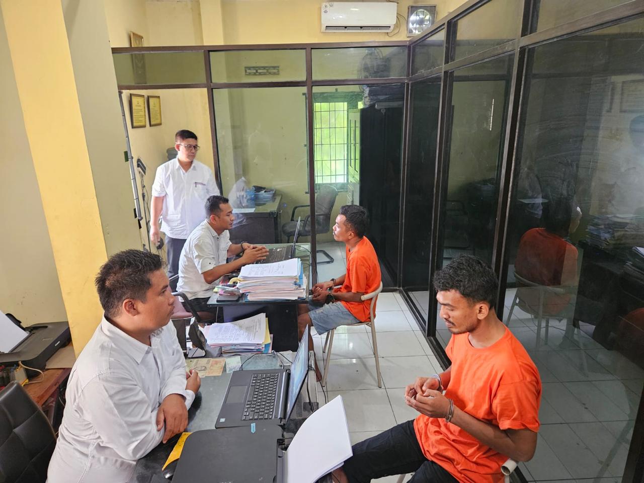 Tersangka ketika diperiksa petugas kepolisian.(Istimewa).