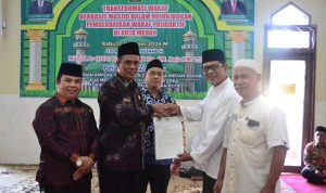 Kepala KUA Medan Denai H Yakhman Hulu, SAg, MIKom (kiri) bersama Kepala Kantor Kementrian Agama Kota Medan Dr H Impun Siregar,.MA