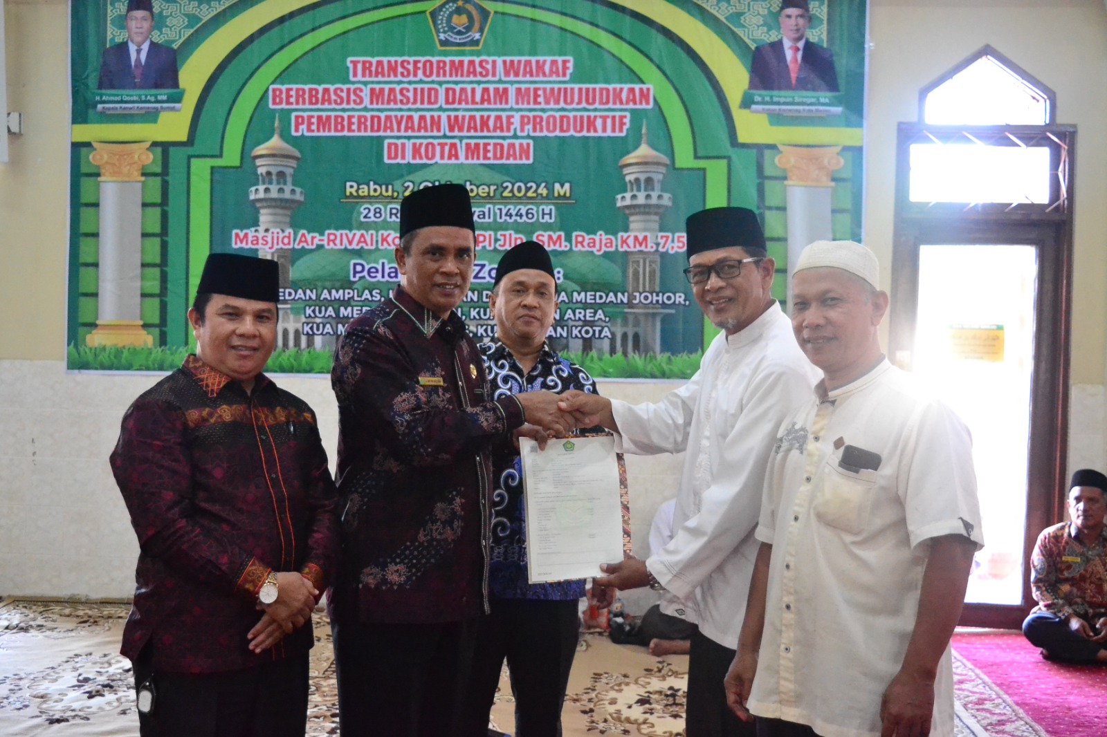 Kepala KUA Medan Denai H Yakhman Hulu, SAg, MIKom (kiri) bersama Kepala Kantor Kementrian Agama Kota Medan Dr H Impun Siregar,.MA