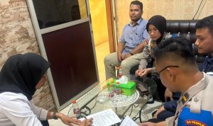 Tim pelapor dengan terlapor dan Divisi Propam Polri saat di Polda Sumut.(Istimewa)