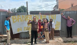 Warga Jalan Karantina Medan saat menyegel bangunan. BP/erwan