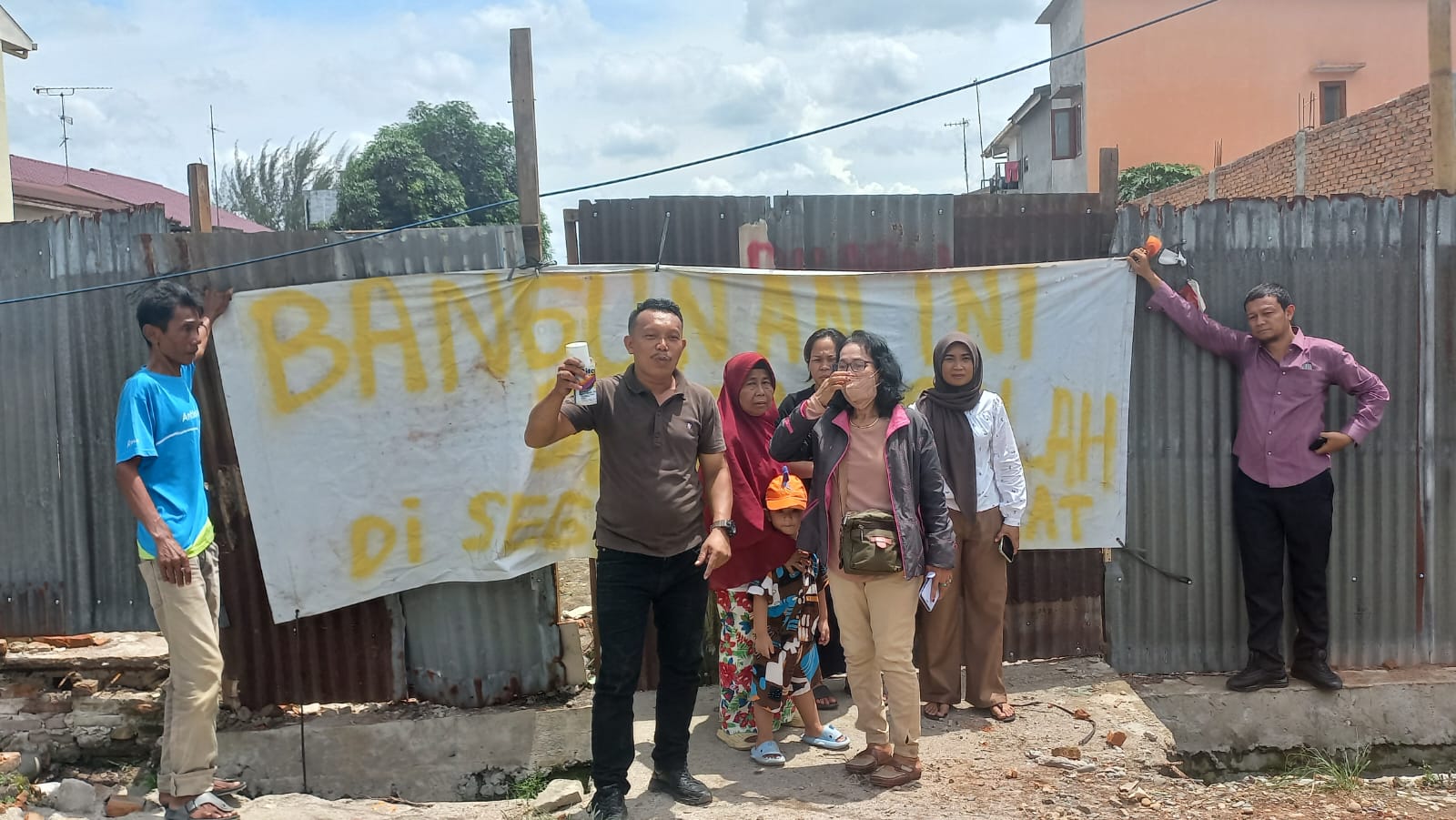 Warga Jalan Karantina Medan saat menyegel bangunan. BP/erwan
